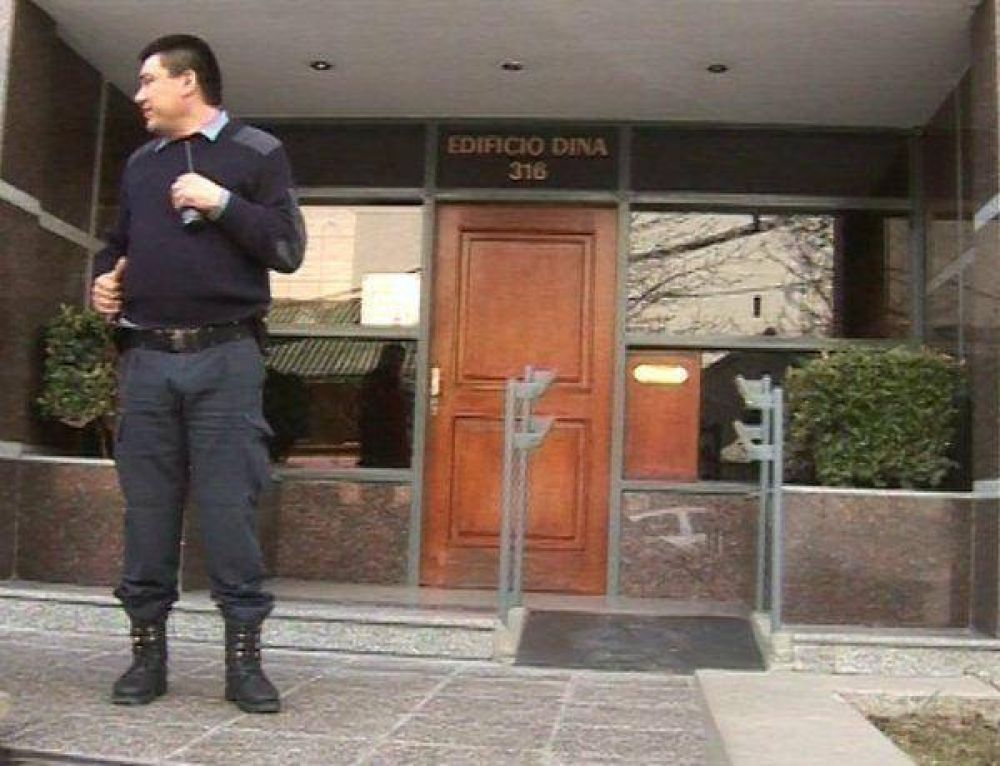 Se llevaron 4 mil pesos y 700 d�lares de una escriban�a del centro