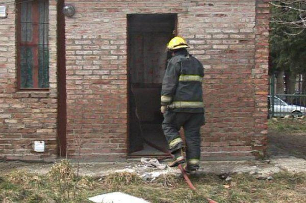 Incendio en predio de escuela 255