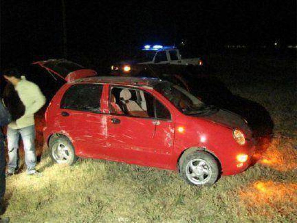 Un autom�vil mordi� la banquina y volc� en una peligrosa curva 