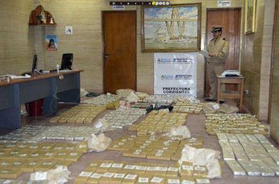Capital: narcos derraparon su auto que llevaba 448 kilos de droga