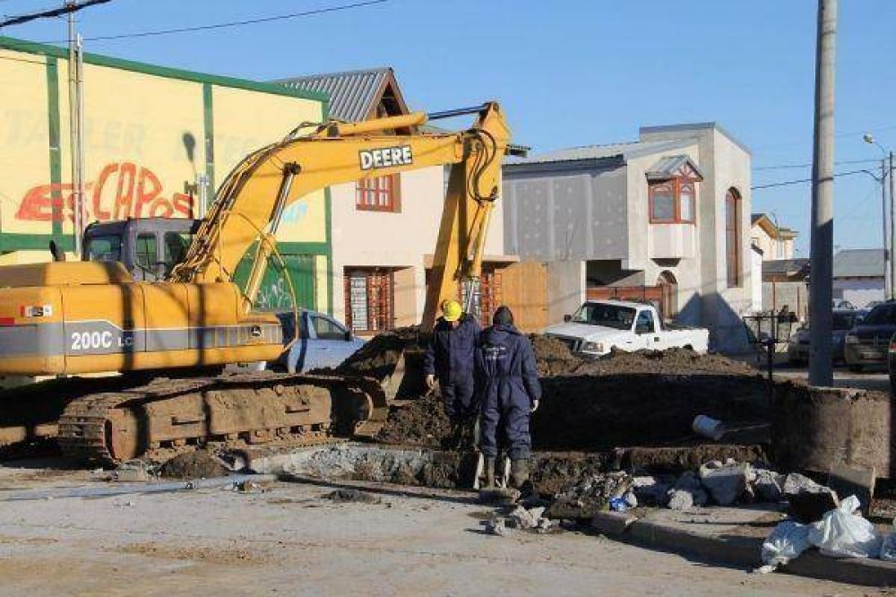 Importante intervenci�n de Obras Sanitarias para desobtruir redes cloacales