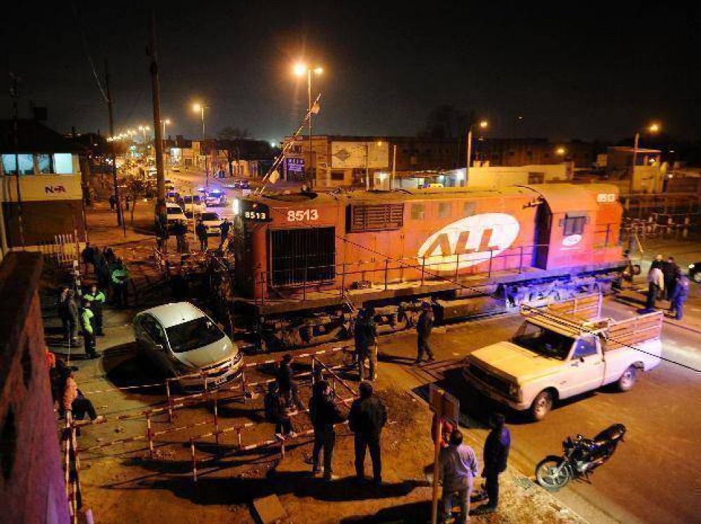 Una locomotora arroll� a dos autos en Lagos 4100