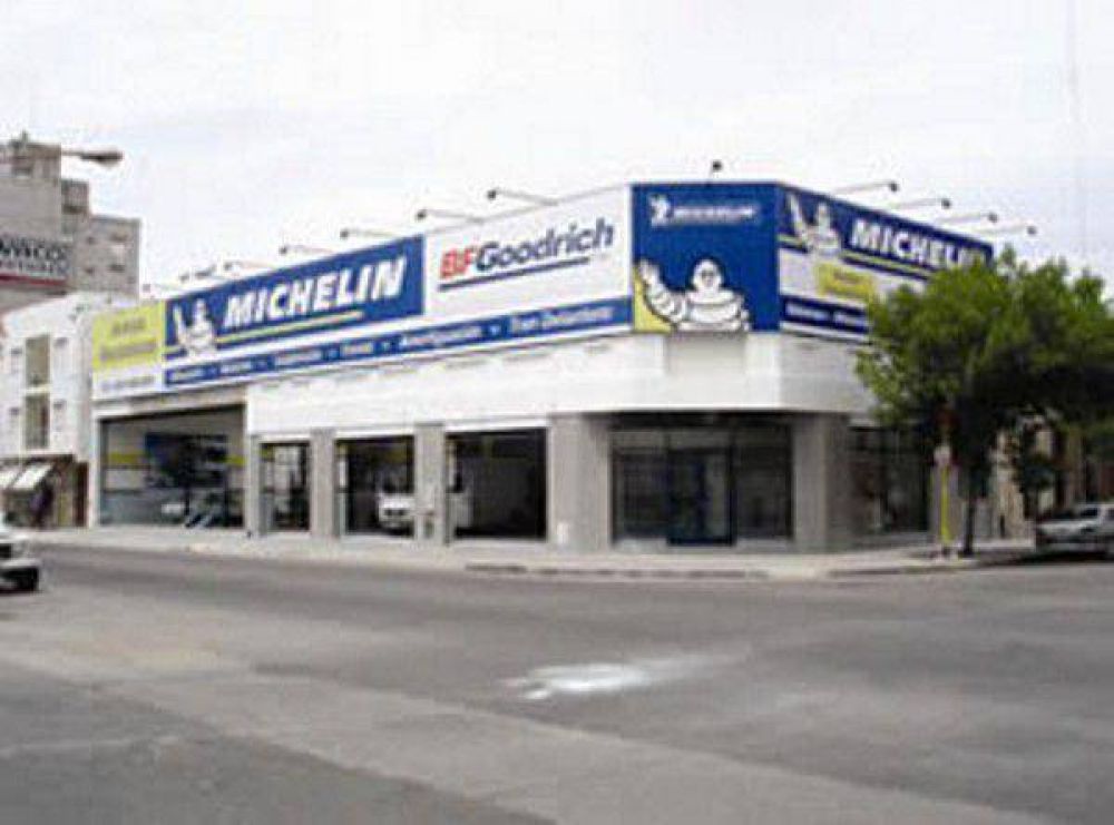 Dos motochorros robaron m�s de $200 mil al empleado de una gomer�a
