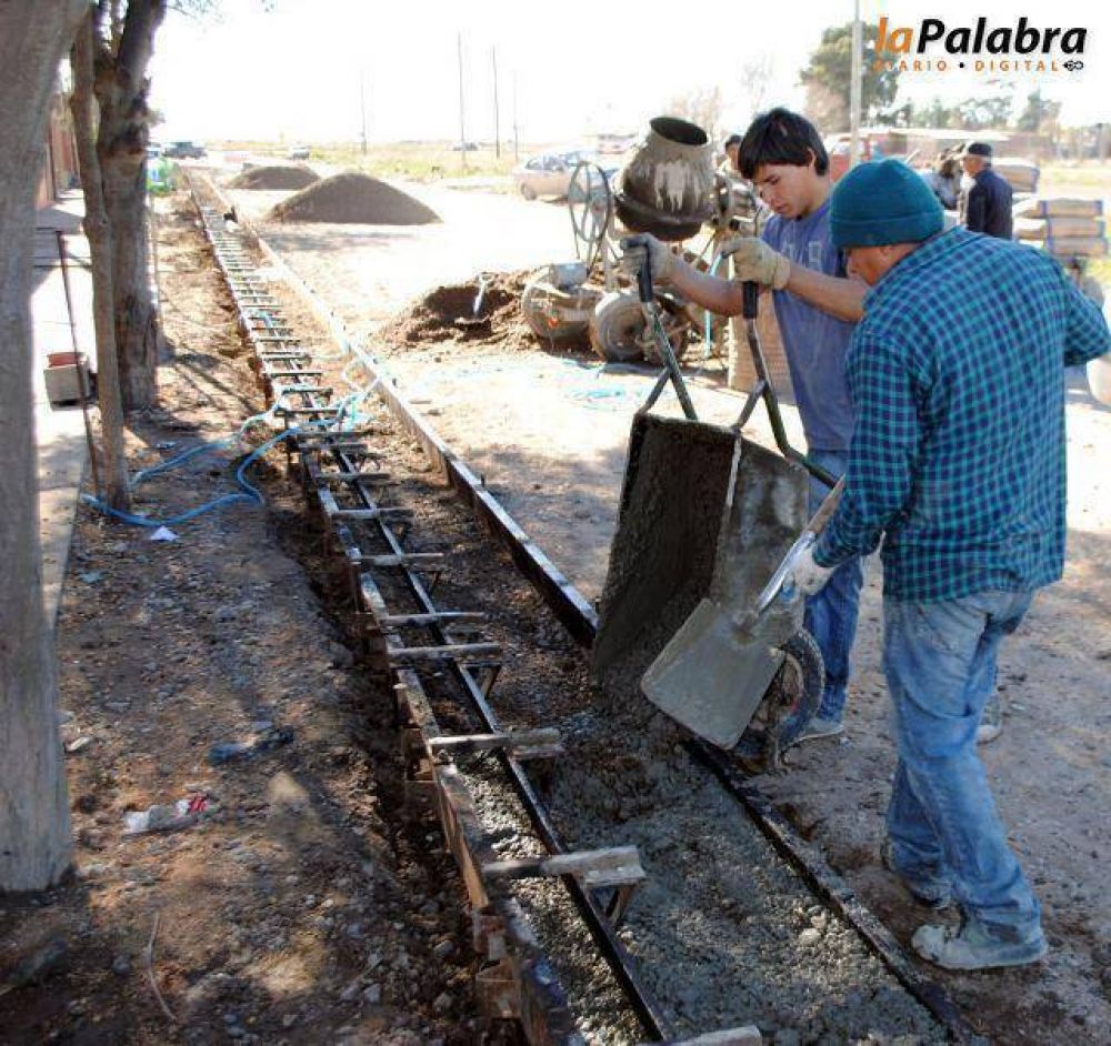 Comenz� la construcci�n de cord�n cuneta en Villa Morando