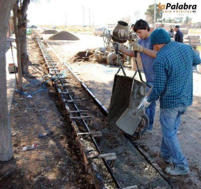 Comenz� la construcci�n de cord�n cuneta en Villa Morando