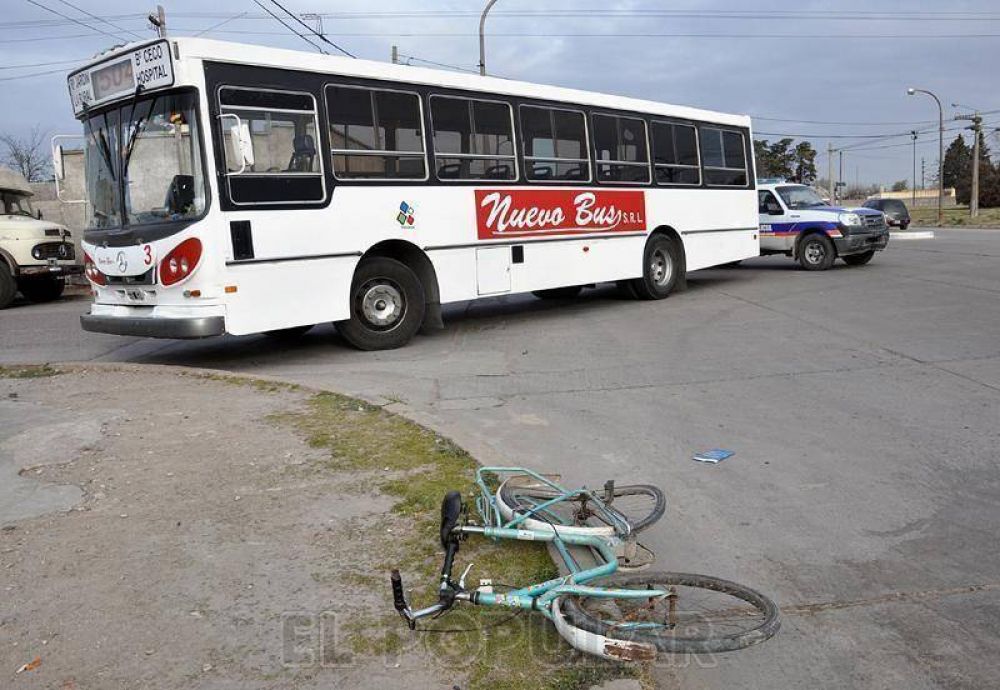 Un colectivo atropell� a un ciclista
