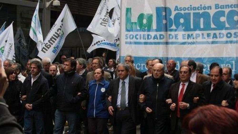 Marcha bancaria al Congreso por los despidos en la Caja