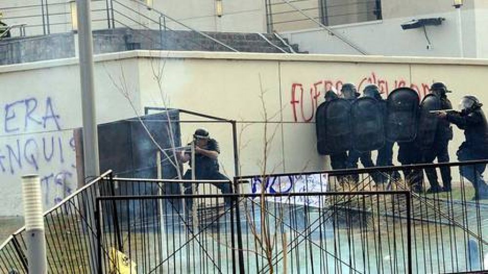 Neuqu�n: gases y balas de goma antes de la sesi�n por YPF-Chevron