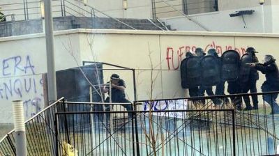 Neuqu�n: gases y balas de goma antes de la sesi�n por YPF-Chevron