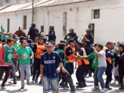 Reprimen a estatales en Jujuy y detienen al secretario provincial de ATE