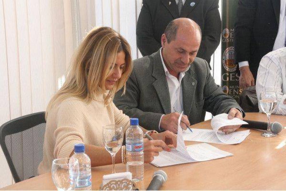 La ministra De Luc�a firm� un convenio con el intendente Secco