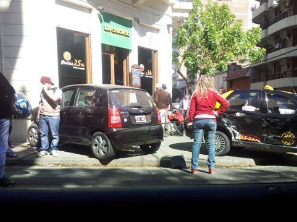 Una joven herida tras violento choque entre un auto y un taxi en 9 de Julio y Dorrego