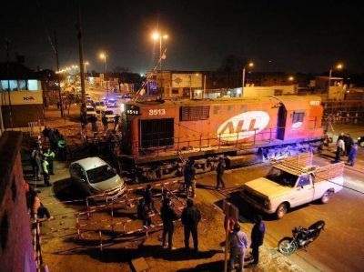 Una locomotora arroll� a dos autos en Lagos 4100