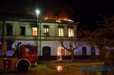 Un voraz incendio destruy� el edificio de la estaci�n