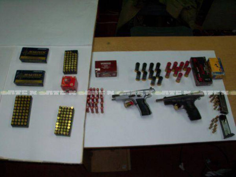 Descubren dos pistolas de grueso calibre en el interior de un auto que estaba a la venta