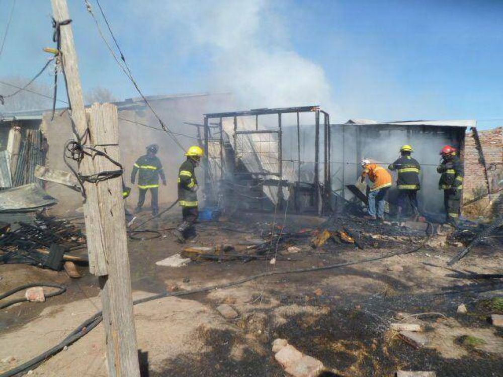 Un incendio consumi� una casa y dej� a un matrimonio con 6 hijos en la calle