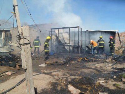 Un incendio consumi� una casa y dej� a un matrimonio con 6 hijos en la calle