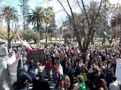 Docentes y estatales protagonizaron una numerosa movilizaci�n