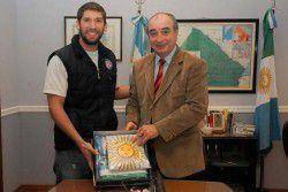 Exploradores recibieron una bandera de ceremonias de la provincia
