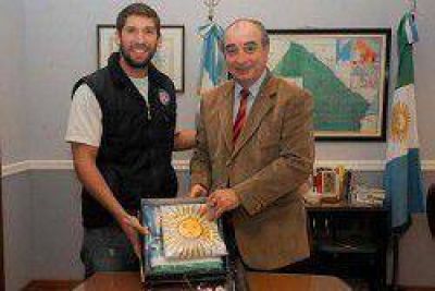 Exploradores recibieron una bandera de ceremonias de la provincia