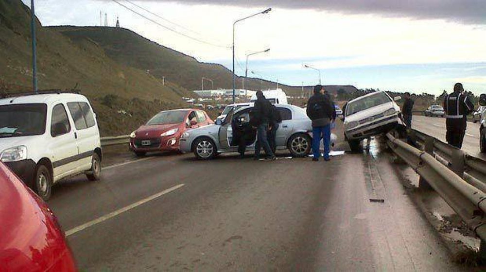 Un auto termin� sobre el guarda rail en la ruta 3
