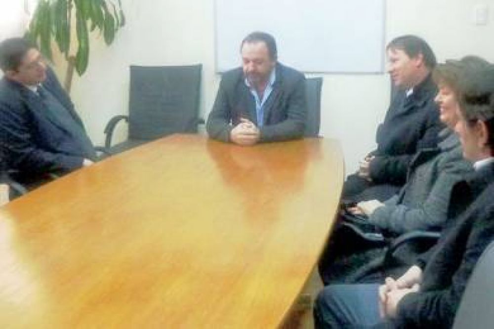 Provincia ampl�a el Programa �Compre Chubut�: firm� acuerdo con supermercados