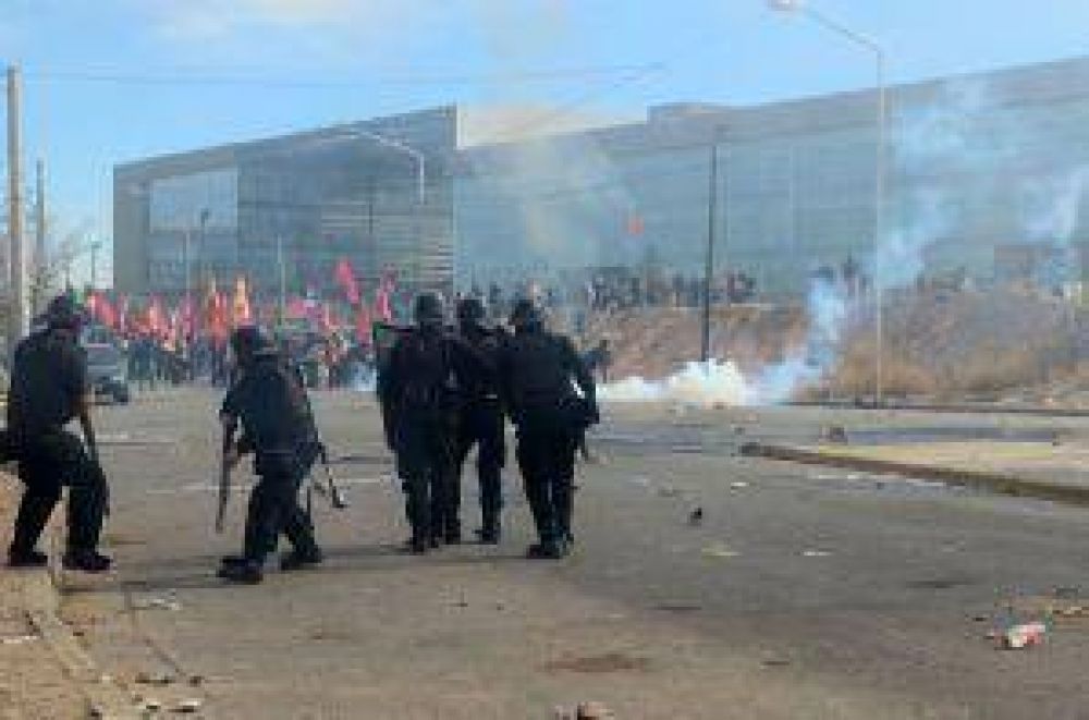 Choque entre manifestantes y polic�as: Hubo un herido de bala