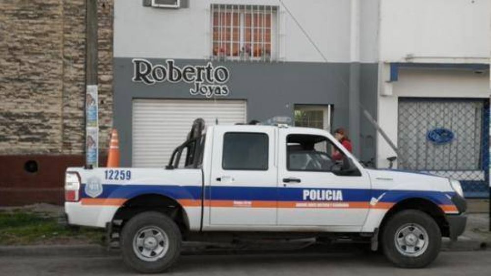 Le robaron y maniataron a un joyero a plena luz del d�a