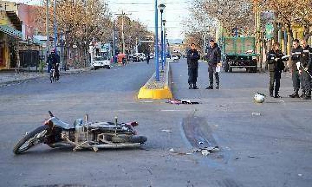 Un docente falleci� arrollado por un cami�n