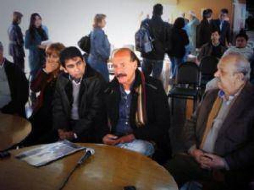 Tildan de �hip�critas� a Brizuela y Castillo