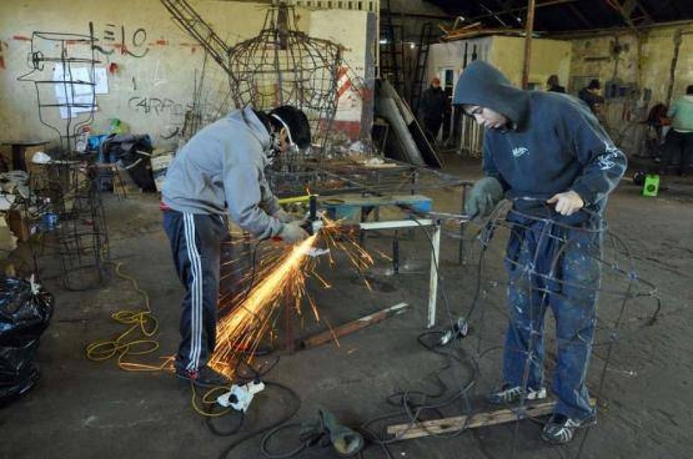 Diversas organizaciones arman su carroza para la llegada de la Primavera