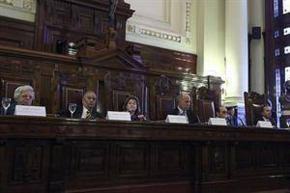 Tras el cuarto intermedio, los representantes del Gobierno responden las preguntas de la Corte Suprema