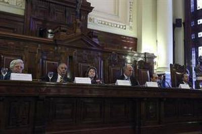 Tras el cuarto intermedio, los representantes del Gobierno responden las preguntas de la Corte Suprema