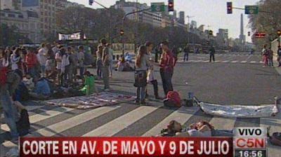 Estudiantes secundarios cortan 9 de Julio y Avenida de Mayo