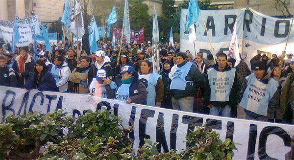 Barrios de Pie protest� en las puertas del municipio por atraso en la entrega de mercader�a