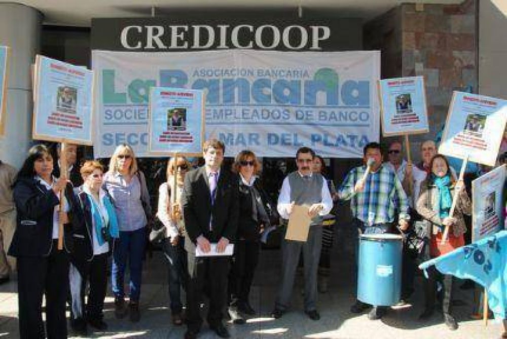 Trabajadores bancarios escracharon al Gerente Zonal del Credicoop por acoso laboral