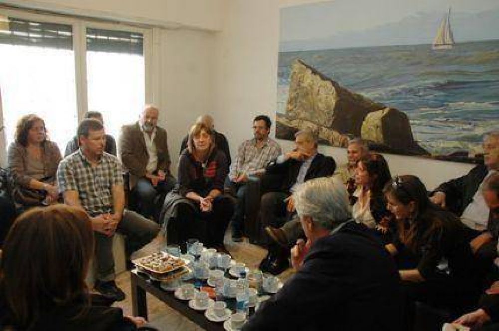 Juli�n Dom�nguez se reuni� con referentes del Frente para la Victoria de Mar del Plata- Bat�n