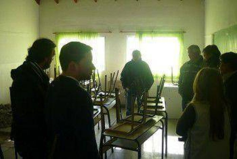 Giri: ''Es preocupante el estado de esta escuela''