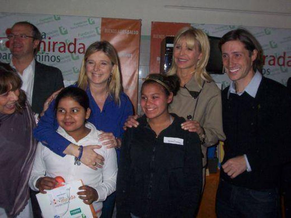 Karina Rabolini entreg� lentes y material deportivo en un colegio de San Mart�n