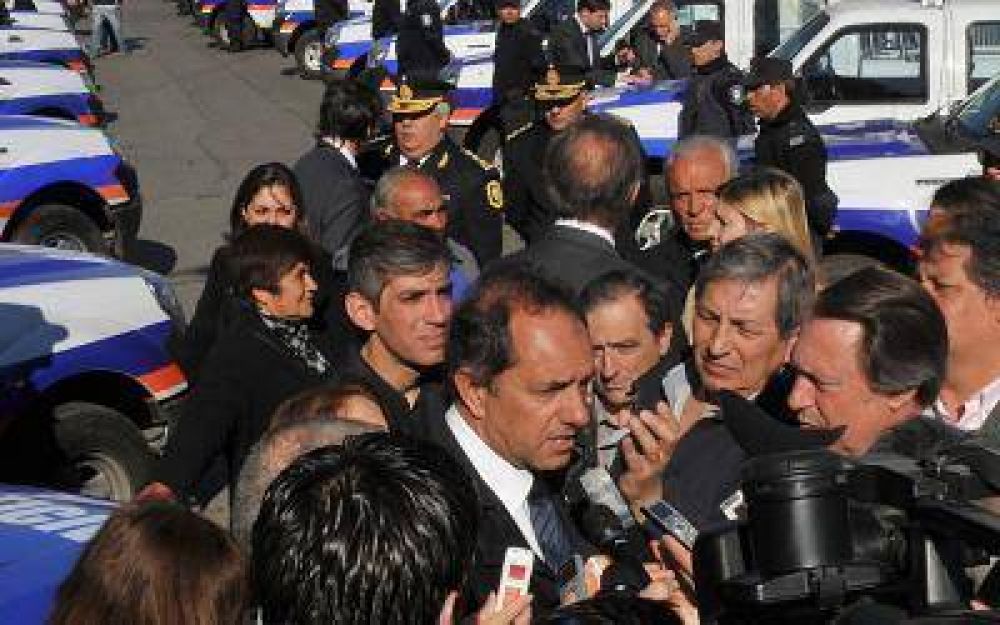 Escobar: Con la ausencia de Guzm�n, Scioli entreg� patrulleros para 6 distritos del conurbano