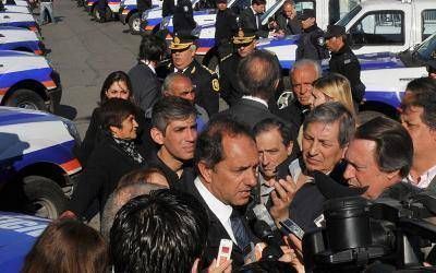 Escobar: Con la ausencia de Guzm�n, Scioli entreg� patrulleros para 6 distritos del conurbano