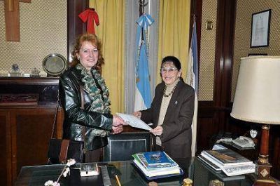 Marta Hauth visit� el Instituto Nacional Browniano