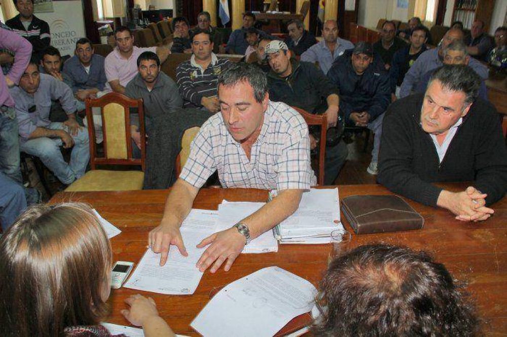 Despu�s de la interpelaci�n trabajadores de Vialidad Rural se reunieron con concejales