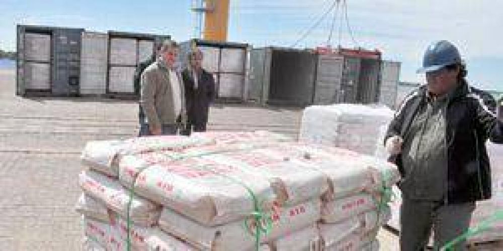 Unit�n carg� contenedores para exportar a Singapur