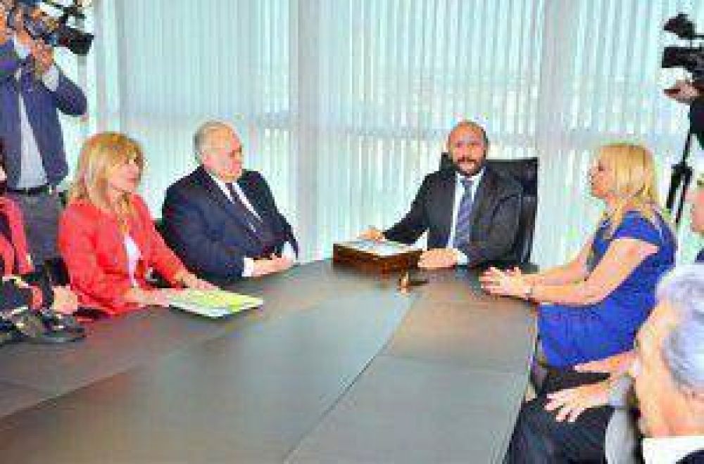 Insfr�n recibi� a prestigiosos catedr�ticos que asisten al congreso de derecho administrativo