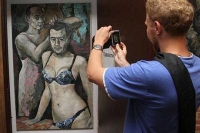 Un artista ruso pint� a Vlad�mir Putin en ropa interior y debi� pedir asilo en Francia