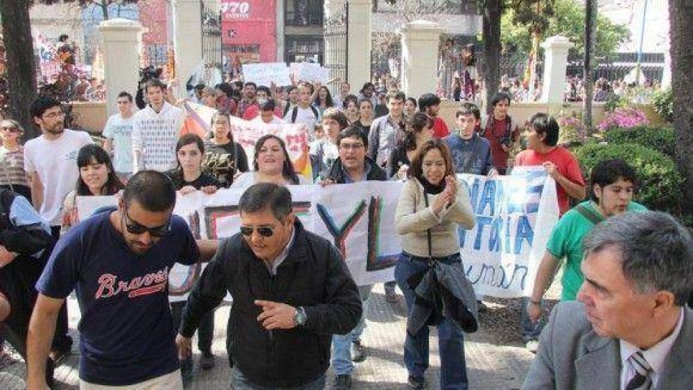 Contundente reclamo estudiantil para exigir m�s seguridad a la UNT y al Gobierno