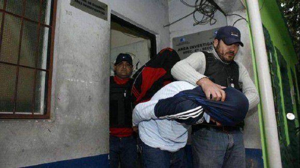 Tres polic�as detenidos por liberar dos presos