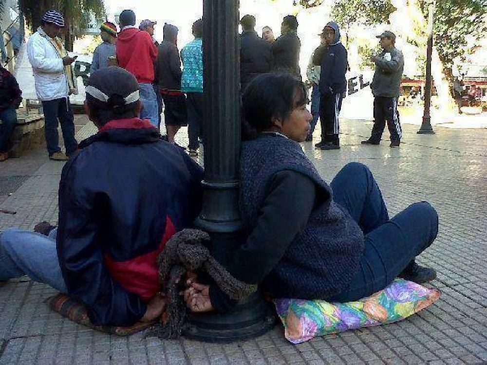 Tareferos que protestan en la plaza 9 de Julio, comenzaron una huelga de hambre