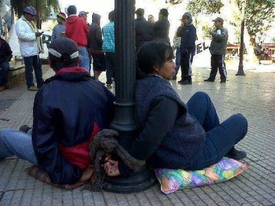 Tareferos que protestan en la plaza 9 de Julio, comenzaron una huelga de hambre